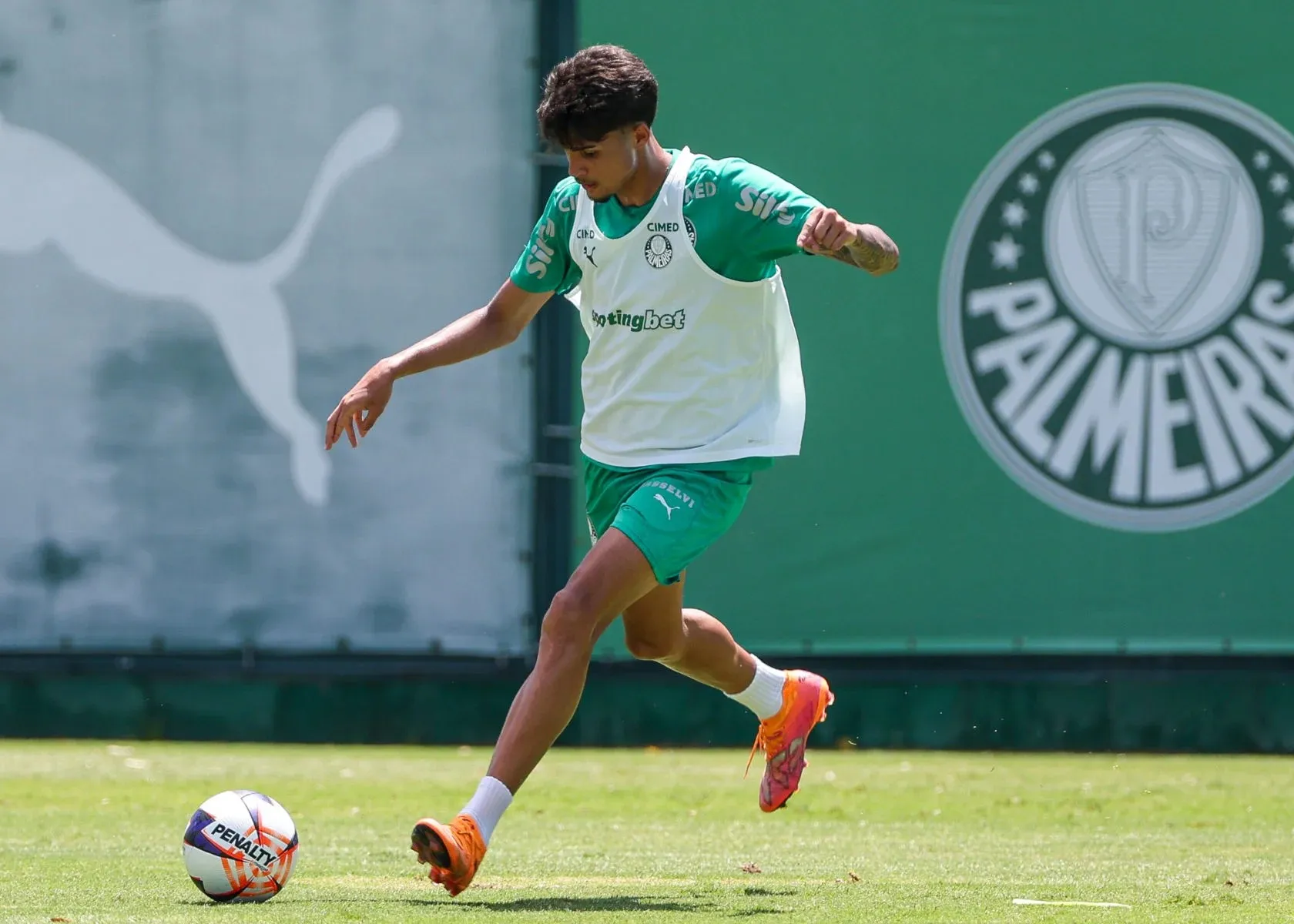 Larson durante treino pelo Palmeiras. Foto: Fabio Menotti/Palmeiras