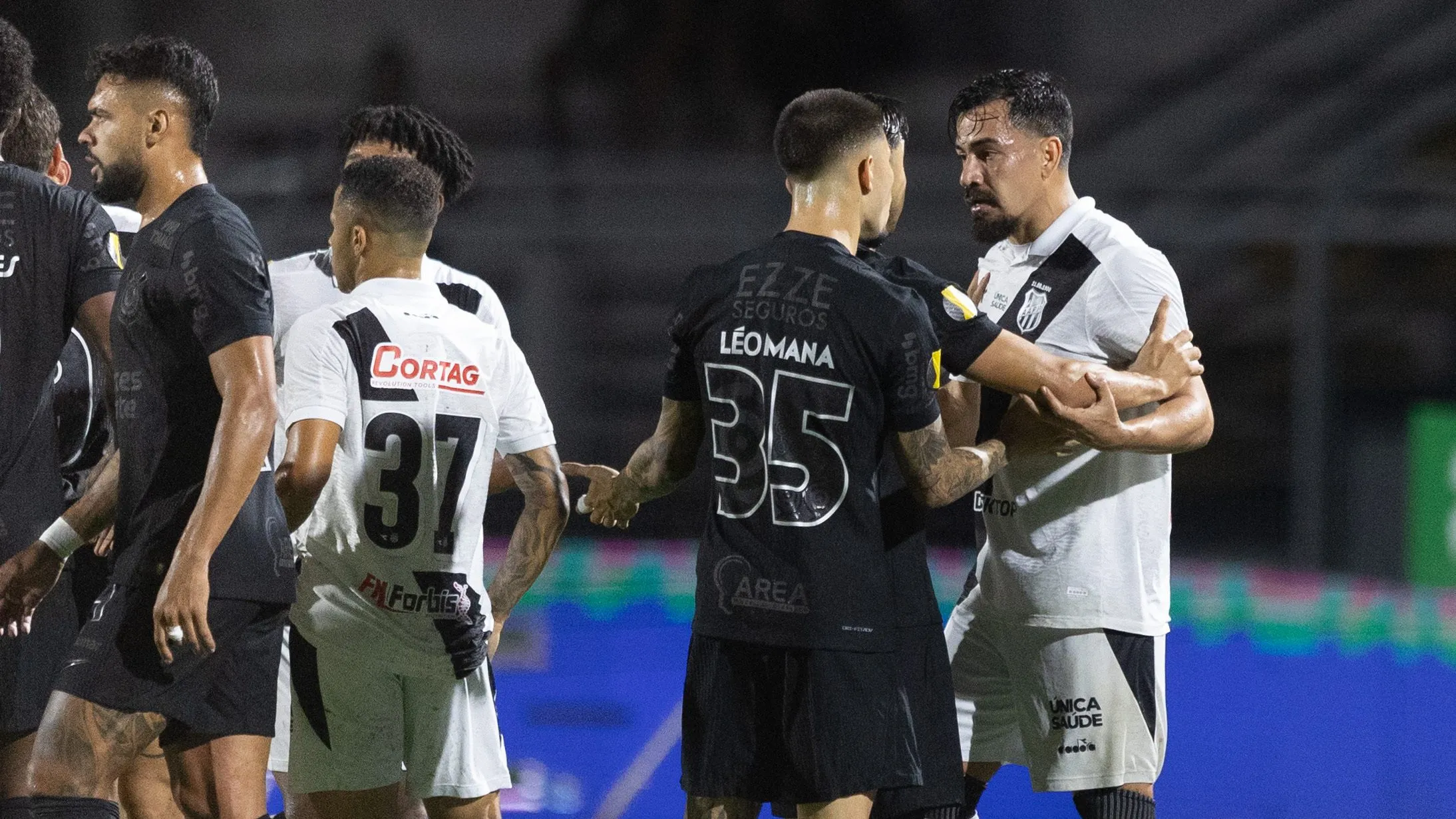 Tumulto entre jogadores do Ponte Preta e jogadores do Corinthians durante partida no estadio Moises Lucarelli pelo campeonato Paulista 2025. Foto: Diogo Reis/AGIF