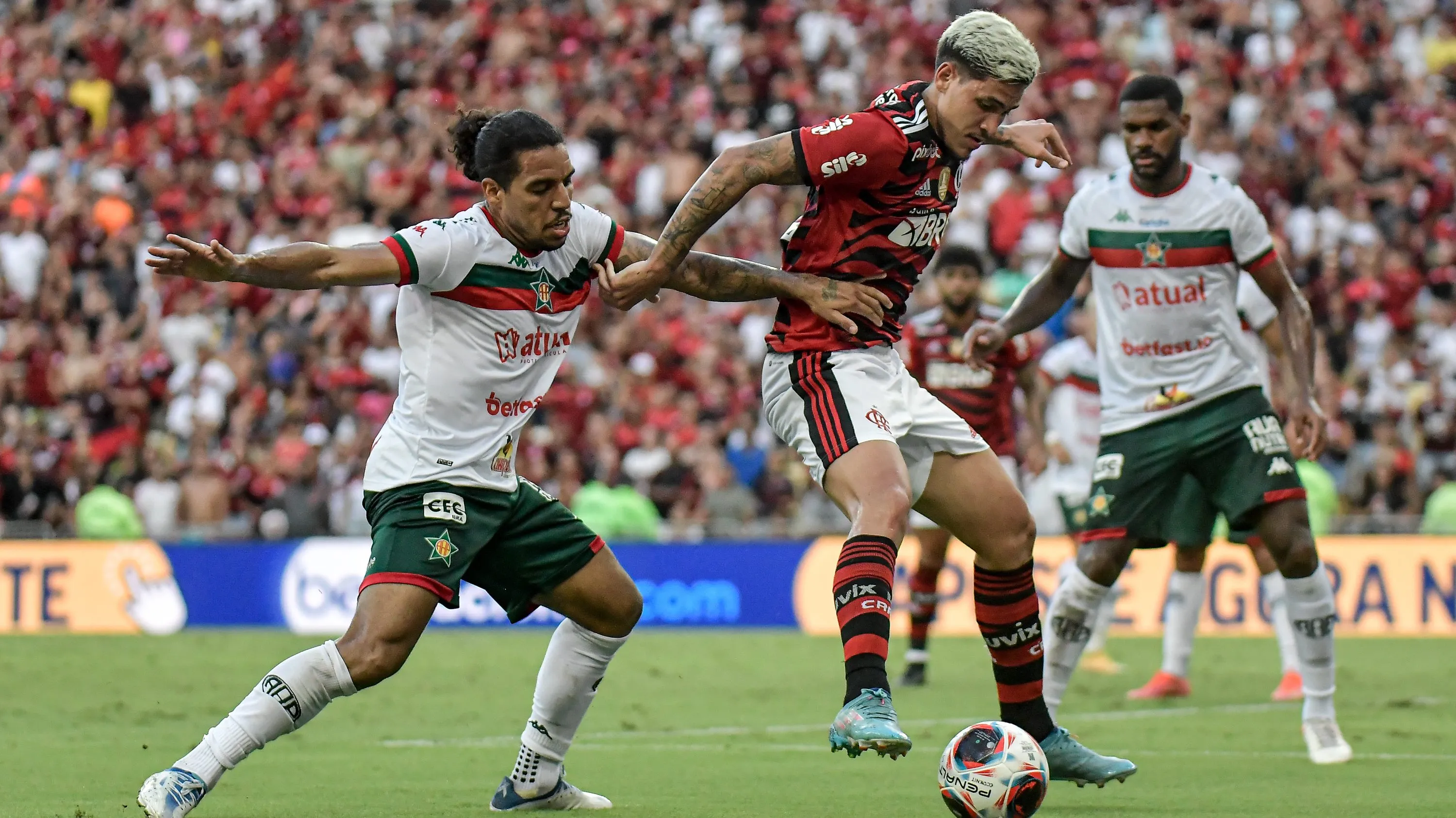 Pedro jogador do Flamengo disputa lance com Yuri jogador do Portuguesa durante partida no estadio Maracana pelo campeonato Carioca 2023. Foto: Thiago Ribeiro/AGIF