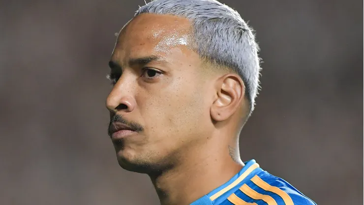 Matheus Pereira renovou seu contrato.