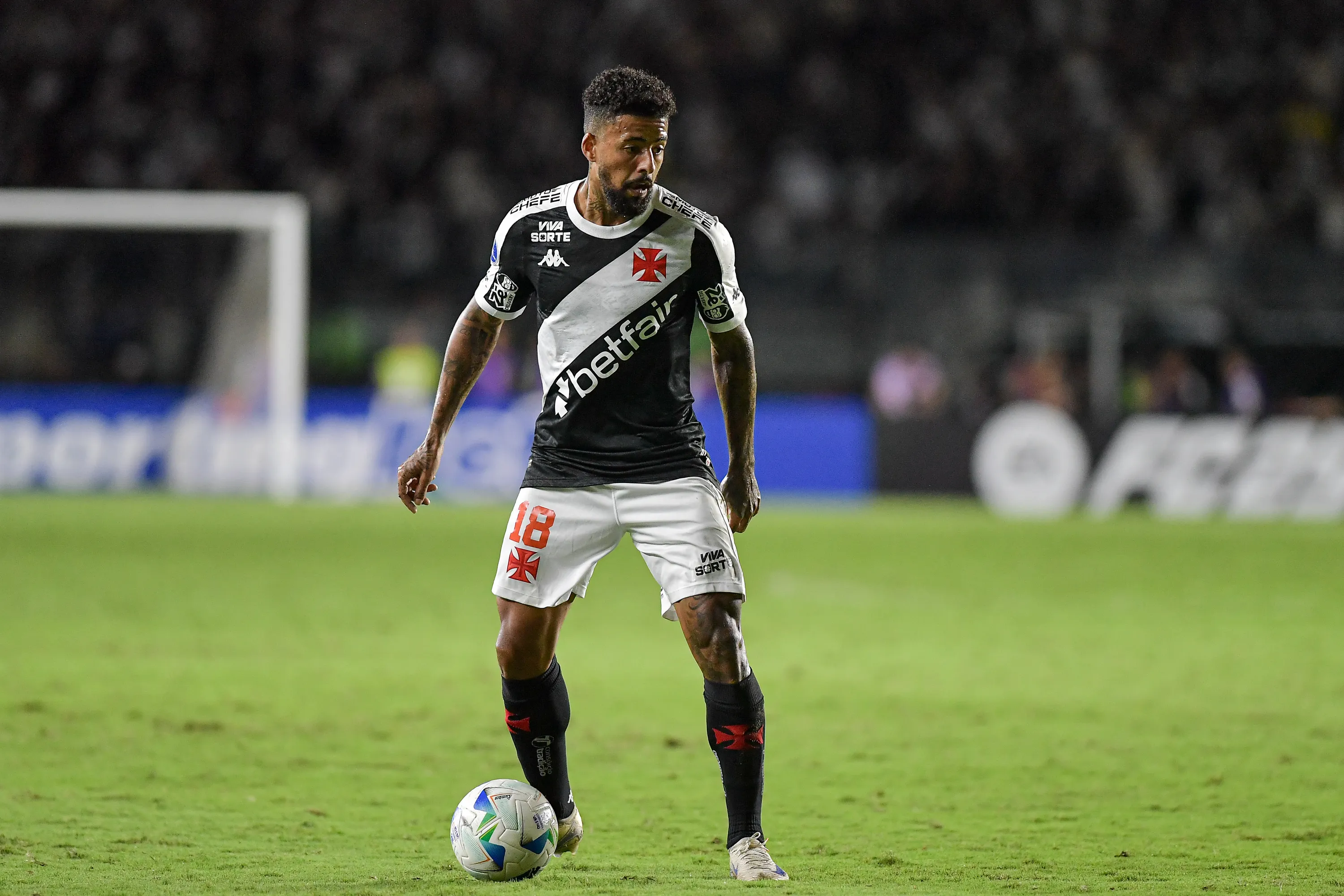 Paulinho durante partida pelo Vasco. Foto: Thiago Ribeiro/AGIF
