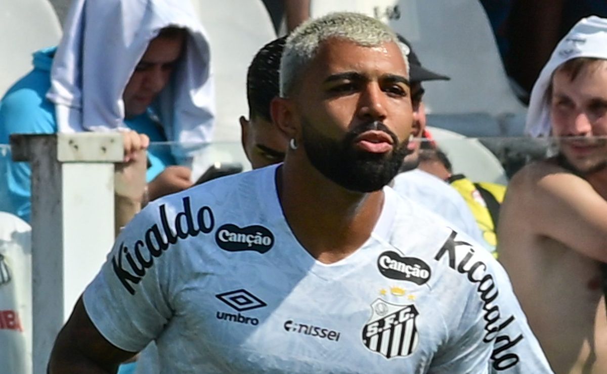 Gabigol é tietado antes de Santos x Grêmio Novorizontino após torcedor rival invadir campo na Vila Belmiro