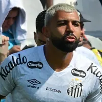 Gabigol é tietado por torcedor rival antes da reestreia