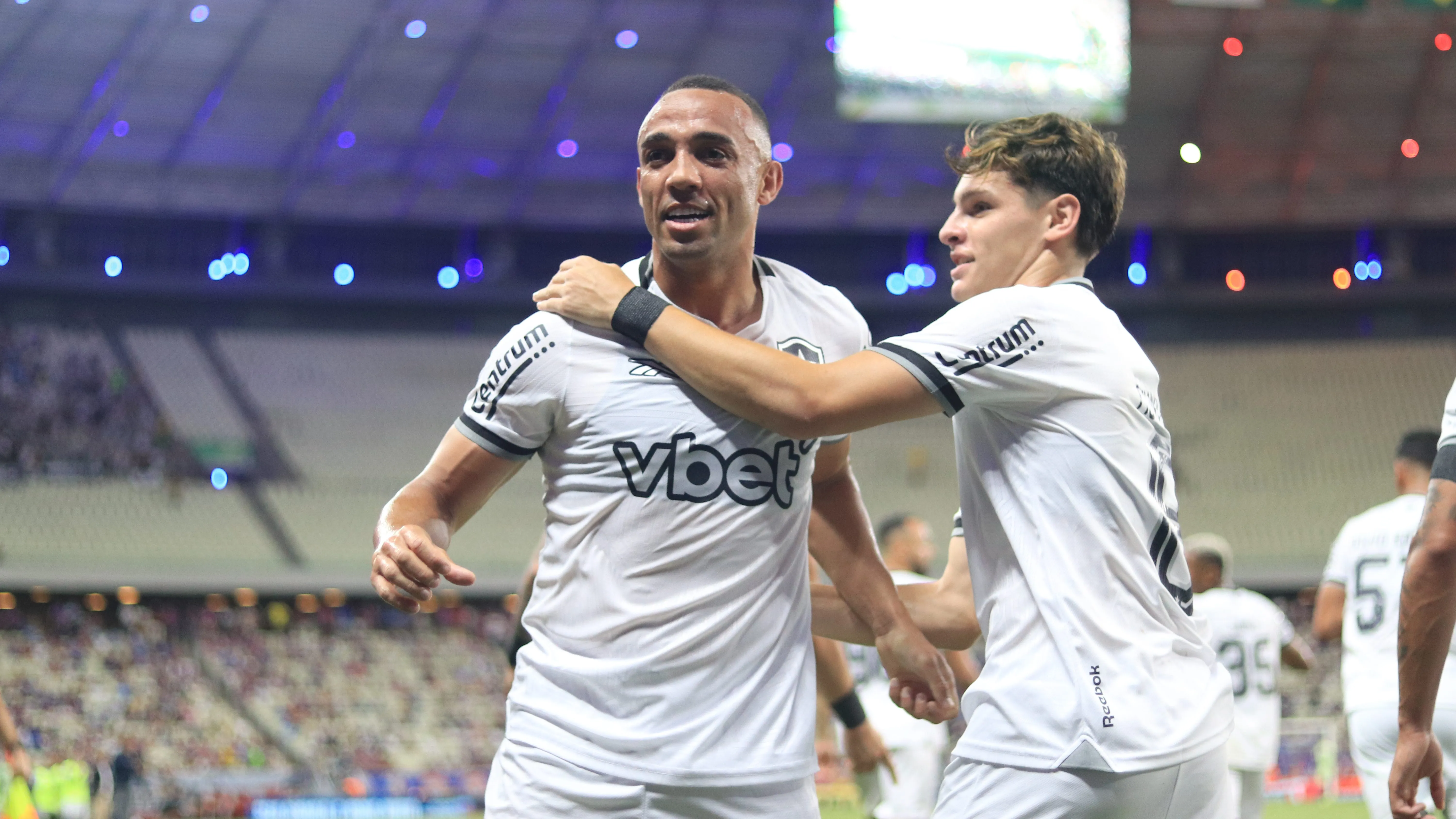 Marçal jogador do Botafogo comemora seu gol durante partida contra o Fortaleza no estadio Arena Castelao pelo campeonato Brasileiro A 2025. Foto: Baggio Rodrigues/AGIF