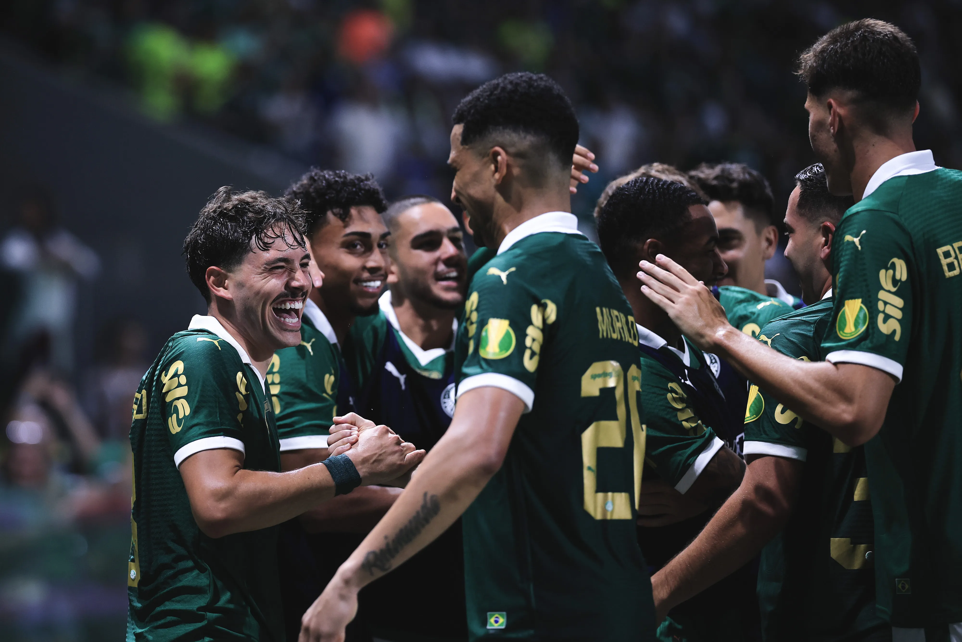 Mauricio jogador do Palmeiras comemora seu gol com jogadores do seu time durante partida contra o Portuguesa no estádio Arena Allianz Parque pelo campeonato Paulista 2025. Foto: Ettore Chiereguini/AGIF
