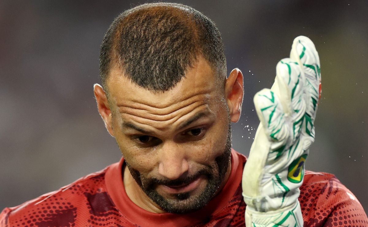 Vice do Grêmio abre o jogo e desabafa sobre interesse em Weverton e adota medida com o Palmeiras