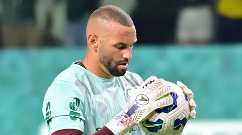 Weverton jogador do Palmeiras durante aquecimento antes da partida contra o Fortaleza no estadio Arena Allianz Parque pelo campeonato Brasileiro A 2025. Foto: Jota Erre/AGIF