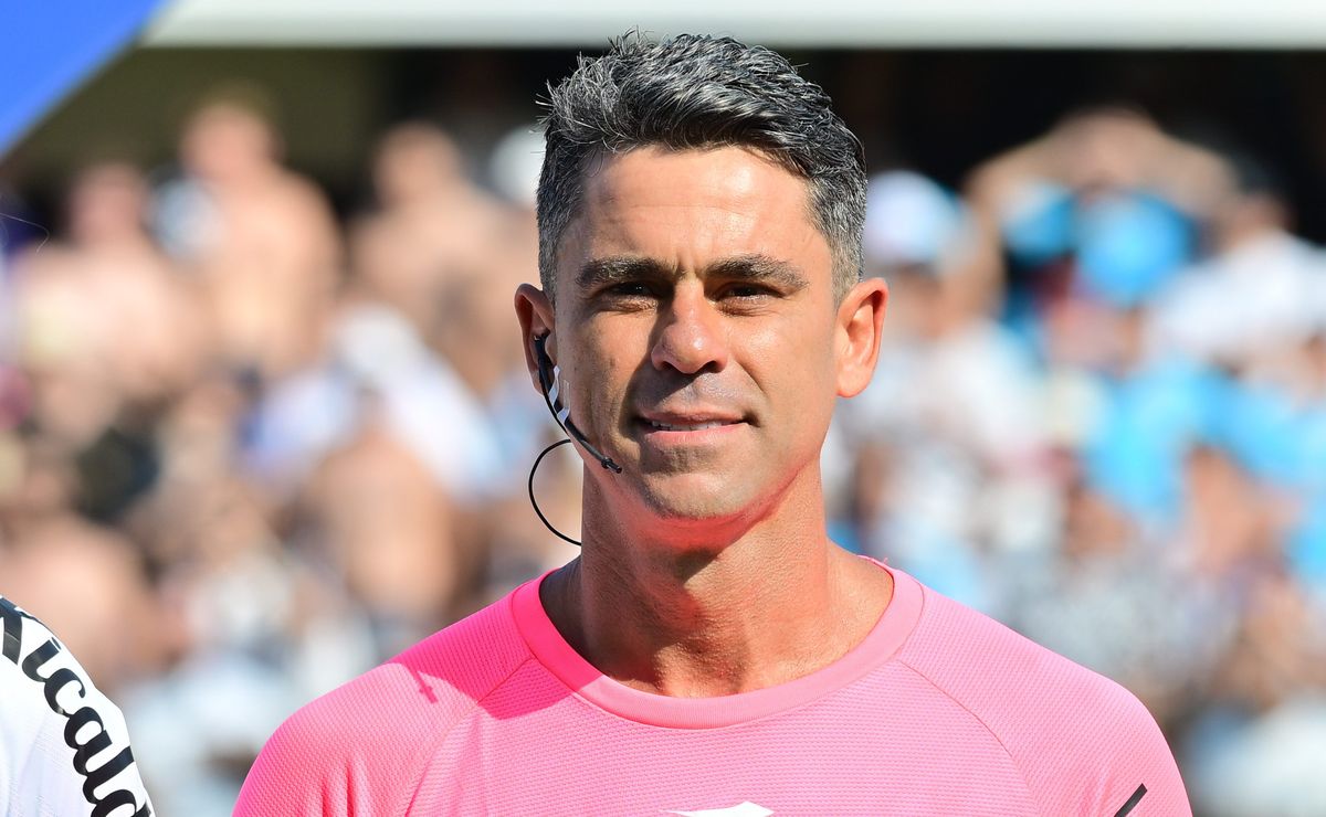 Jogadores do Santos pedem pênalti em Gabigol, mas Flávio Rodrigues de Souza vê como lance normal