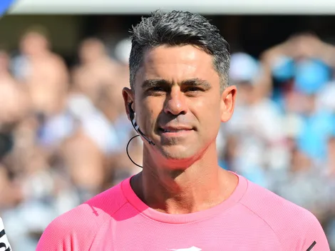 Jogadores do Santos pedem pênalti em Gabigol contra o Novorizontino