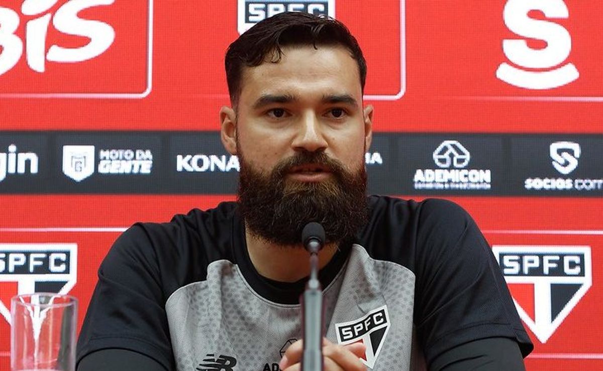 Carlos Coronel é apresentado no São Paulo e analisa disputa por posição no gol: “Chego para competir”