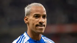 Matheus Pereira jogador do Cruzeiro comemora seu gol durante partida contra o Botafogo no estadio Mineirao pelo campeonato Brasileiro A 2025. Foto: Fernando Moreno/AGIF