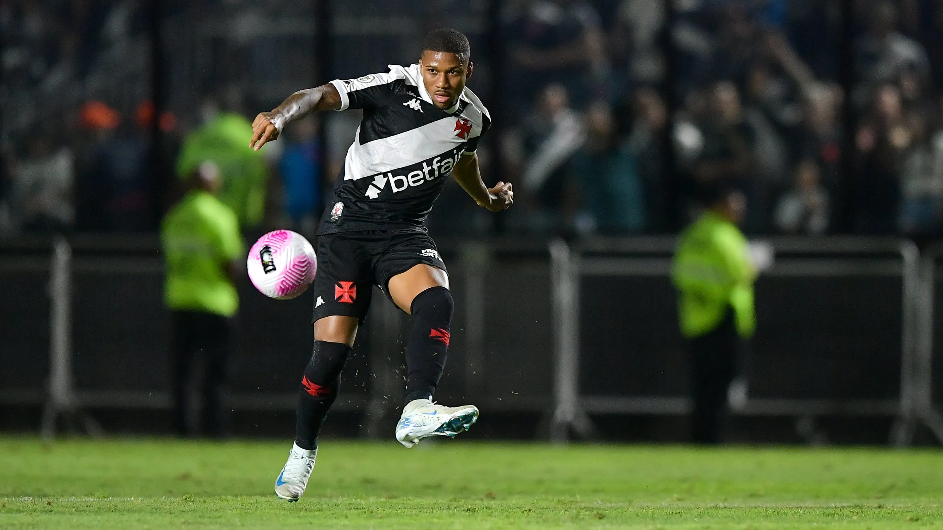 Leandrinho jogador do Vasco durante partida contra o Juventude no estadio Sao Januario pelo campeonato Brasileiro A 2024. Foto: Thiago Ribeiro/AGIF