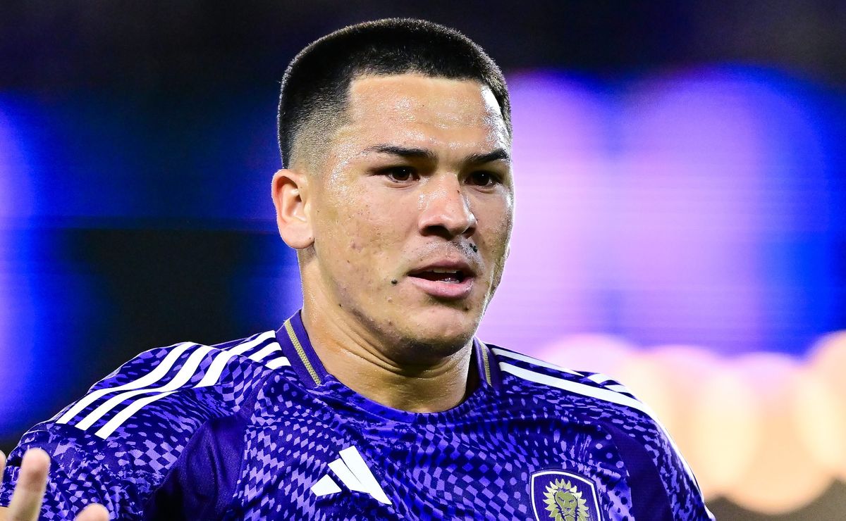 Inter entra em disputa de Gre-Nal por César Araújo e já conhece salário do volante uruguaio