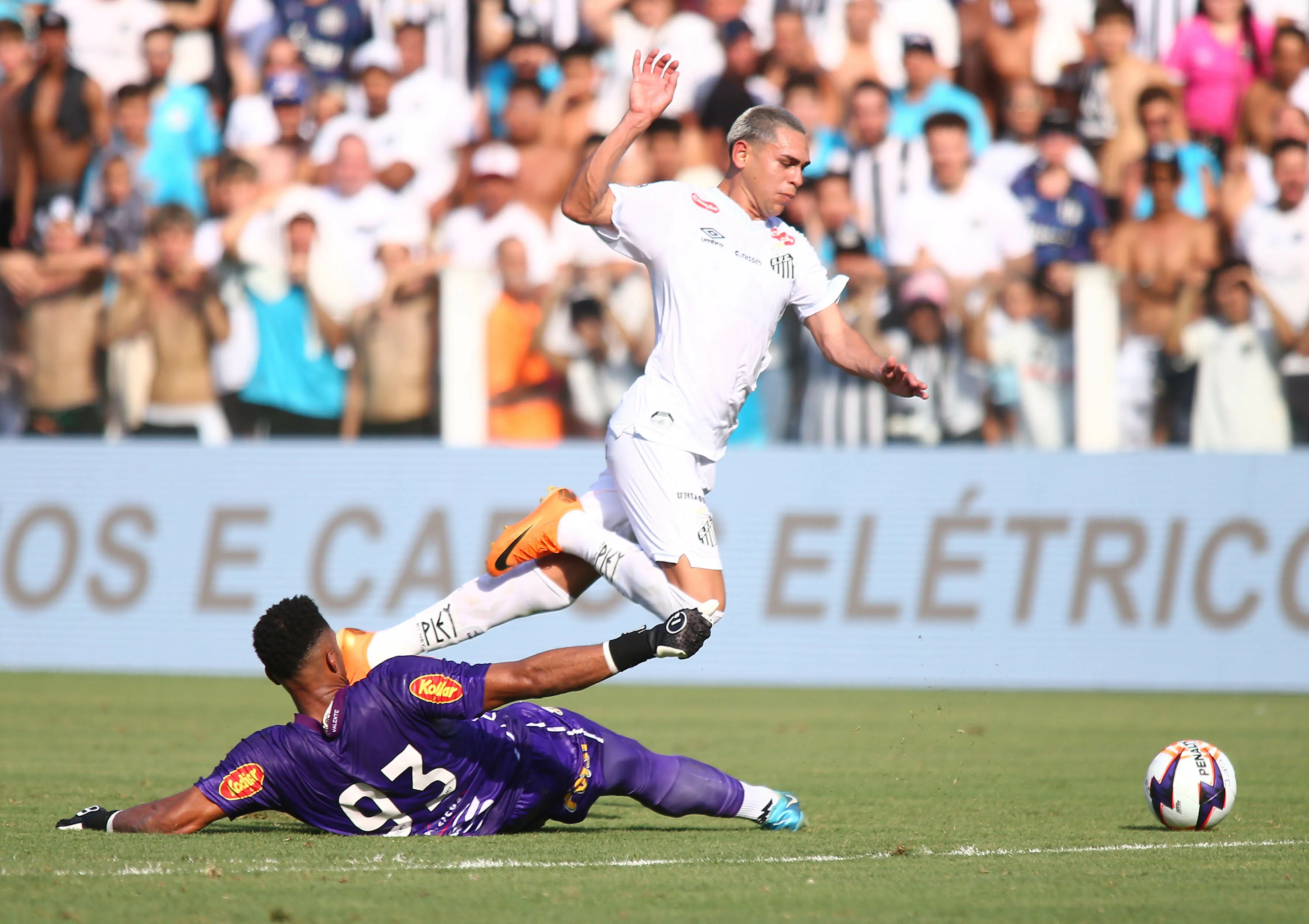 Caballero jogador do Santos disputa lance com Jordi jogador do Novorizontino durante partida no estadio Vila Belmiro pelo campeonato Paulista 2026. Foto: Mauricio De Souza/AGIF