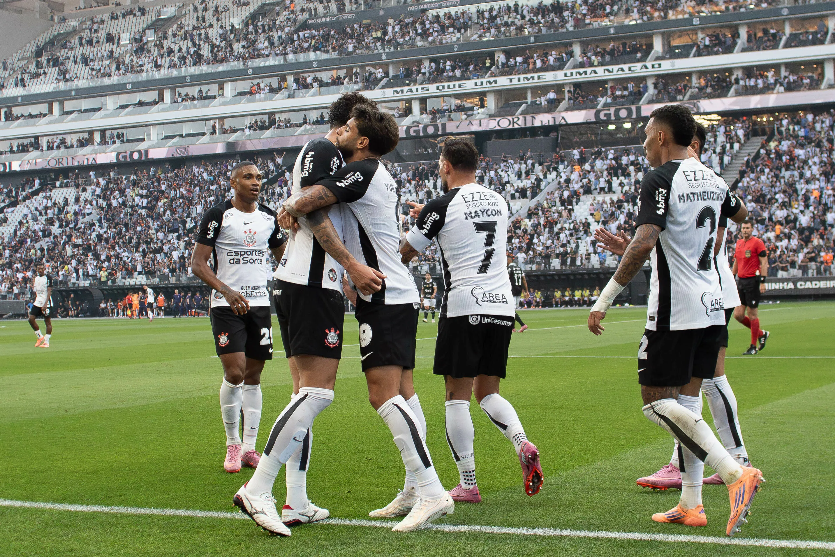 Gustavo Henrique jogador do Corinthians comemora seu gol com  jogador da sua equipe. Foto: Joisel Amaral/AGIF