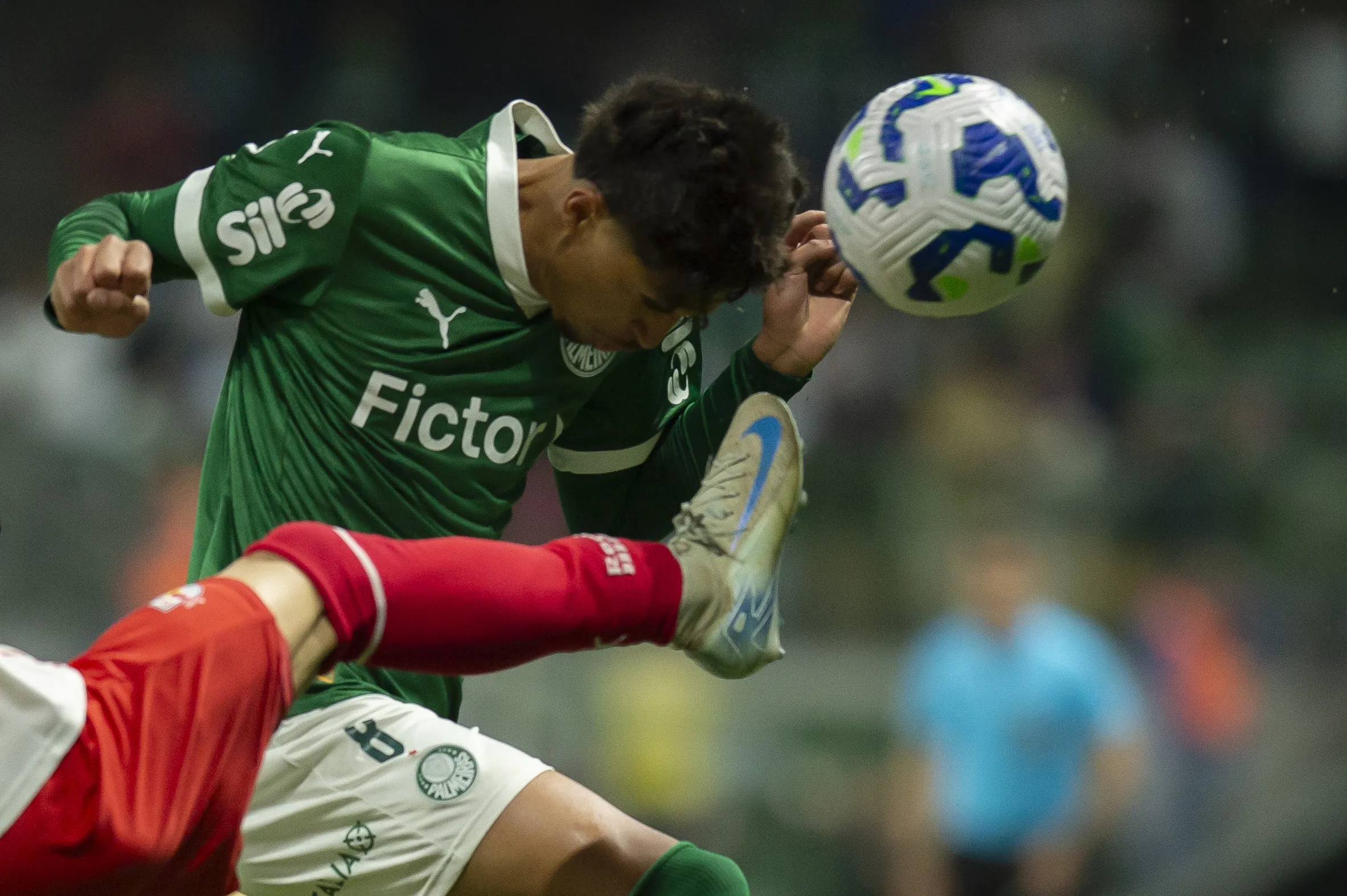 Larson jogador do Palmeiras durante partida contra o Bragantino. Foto: Anderson Romao/AGIF