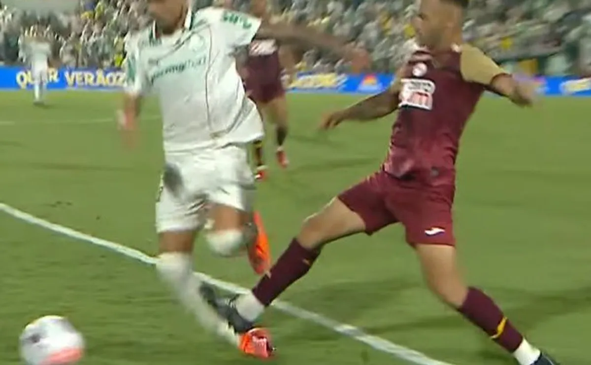 Igor Torres é expulso após solada em Larson; lance polêmico de Portuguesa x Palmeiras ganha destaque nas redes