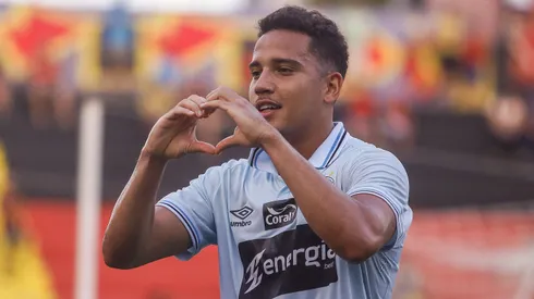 PE – RECIFE – 07/12/2025 – BRASILEIRO A 2025, SPORT X GREMIO – Gustavo Martins jogador do Gremio comemora seu gol durante partida contra o Sport no estadio Ilha do Retiro pelo campeonato Brasileiro A 2025. Foto: Rafael Vieira/AGIF