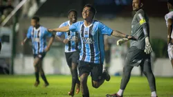 Roger jogador do Grêmio comemora seu gol durante partida contra o Avenida. Foto: Maxi Franzoi/AGIF