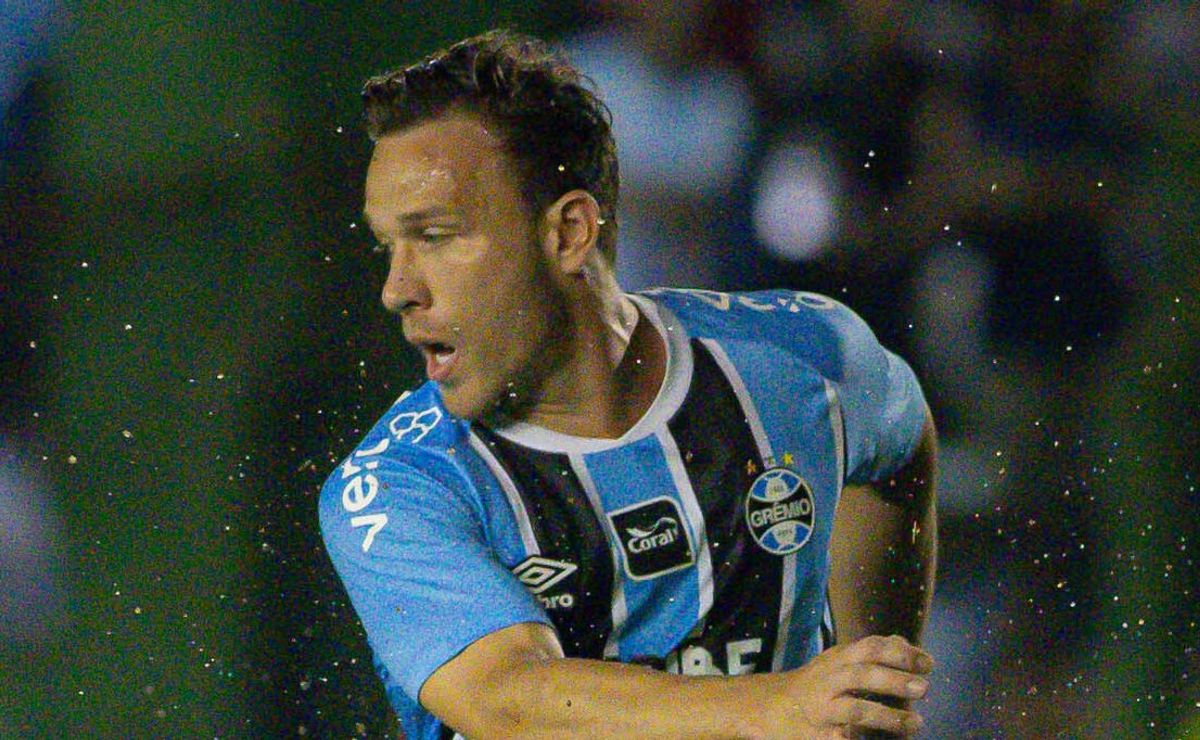 Arthur ‘bate no peito’, chama a responsabilidade e fecha o jogo com quarto gol sobre o Avenida
