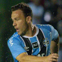 Arthur chama a responsabilidade em lance do quarto gol