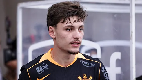 SP – SAO PAULO – 09/11/2025 – BRASILEIRO A 2025, CORINTHIANS X CEARA – Breno Bidon jogador do Corinthians durante entrada em campo para partida contra o Ceara no estadio Arena Corinthians pelo campeonato Brasileiro A 2025. Foto: Fabio Giannelli/AGIF