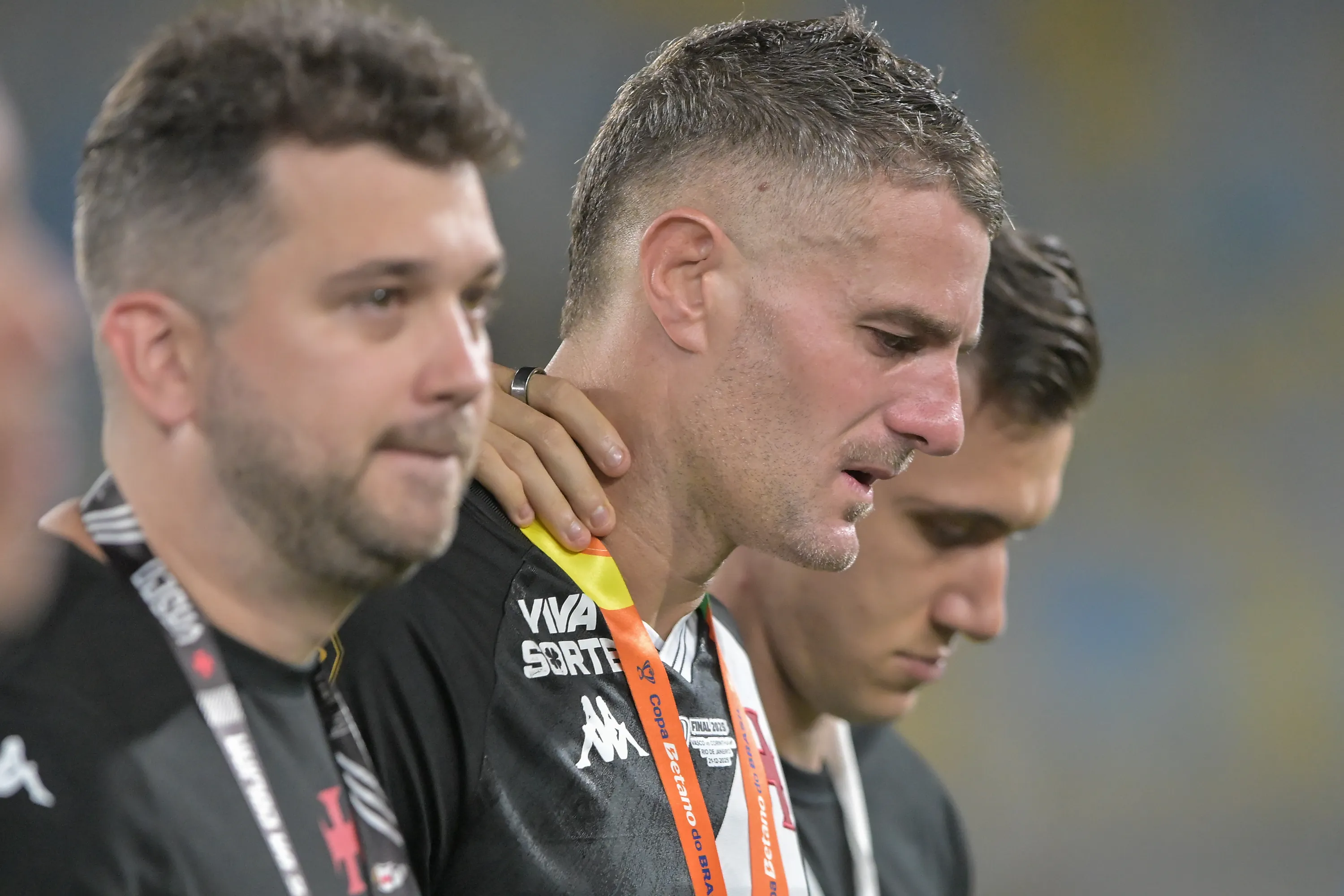 RJ – RIO DE JANEIRO – 21/12/2025 – COPA DO BRASIL 2025, VASCO X CORINTHIANS – Vegetti jogador do Vasco lamenta derrota ao final da partida contra o Corinthians no estadio Maracana pelo campeonato Copa Do Brasil 2025. Foto: Thiago Ribeiro/AGIF