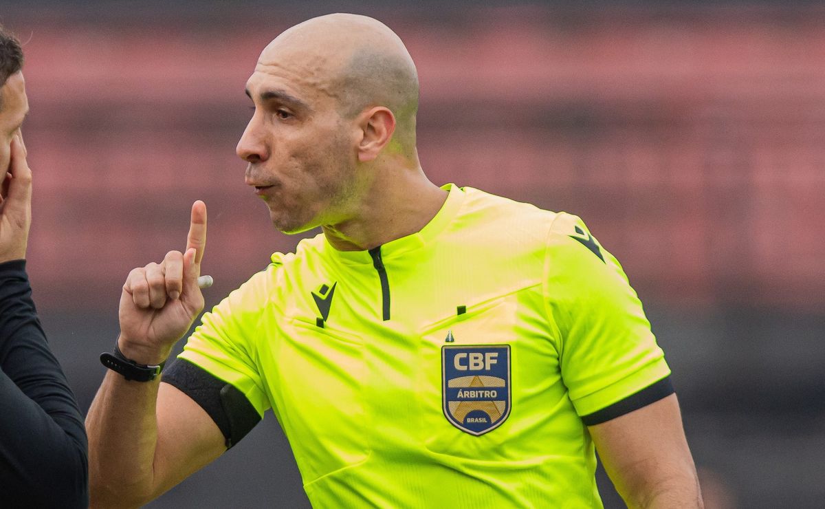 Árbitro Lucas Bellote quebra o silêncio e explica expulsão na vitória do Palmeiras: “Jogo brusco grave”