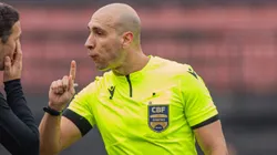 Árbitro Lucas Bellote registrou expulsão em súmula.