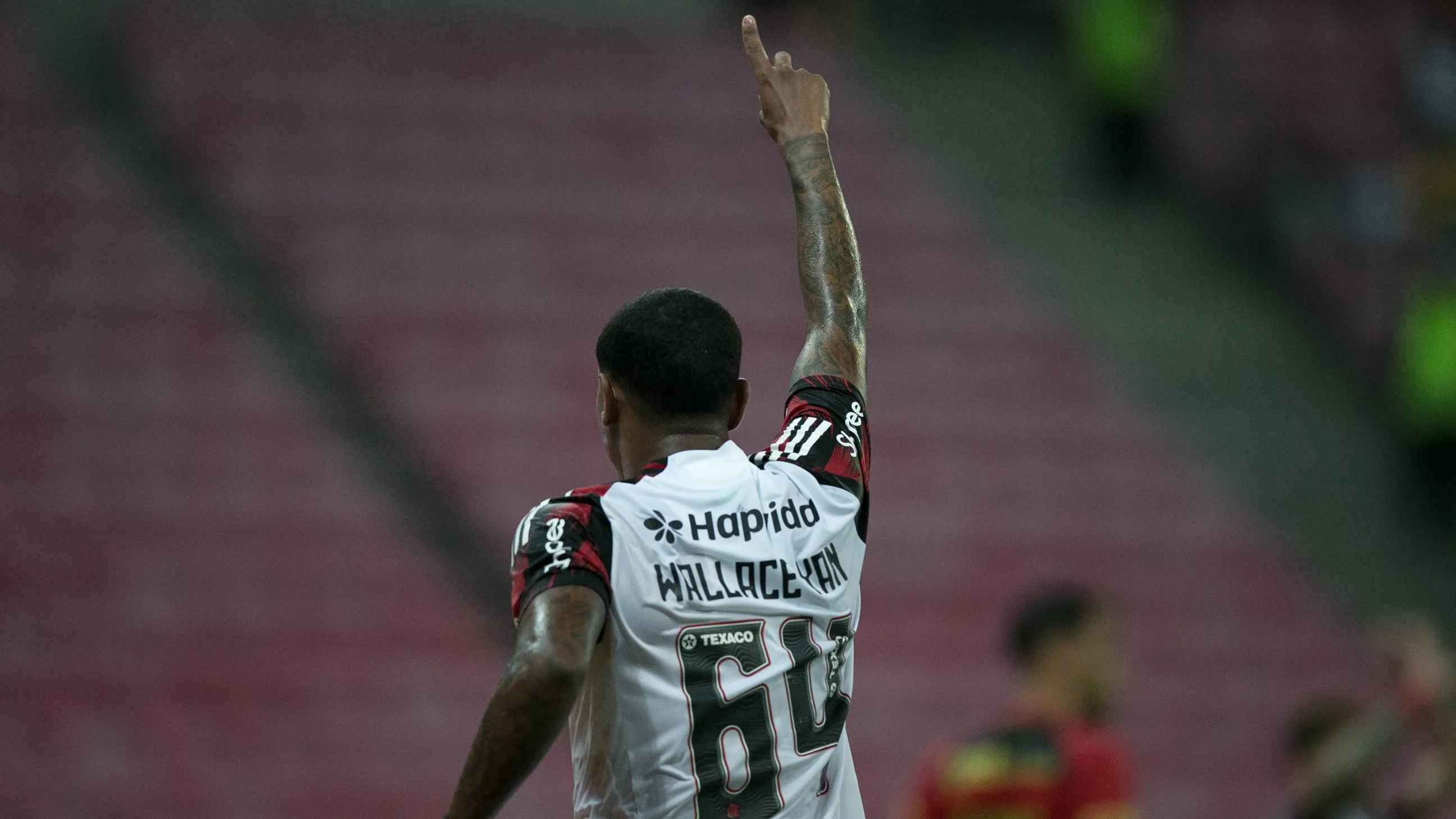 PE – SAO LOURENCO DA MATA – 15/11/2025 – BRASILEIRO A 2025, SPORT X FLAMENGO – Wallace Yan jogador do Flamengo durante a partida contra o Sport na Arena de Pernambuco, pelo Campeonato Brasileiro A 2025. Foto: Marlon Costa/AGIF