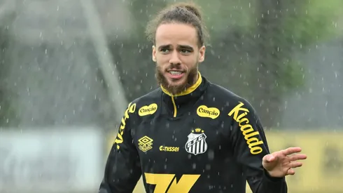 SP – SANTOS – 10/10/2025 – SANTOS, TREINO – Brahimi jogador do Santos durante treino no Centro de Treinamento CT Rei Pele. Foto: Jota Erre/AGIF