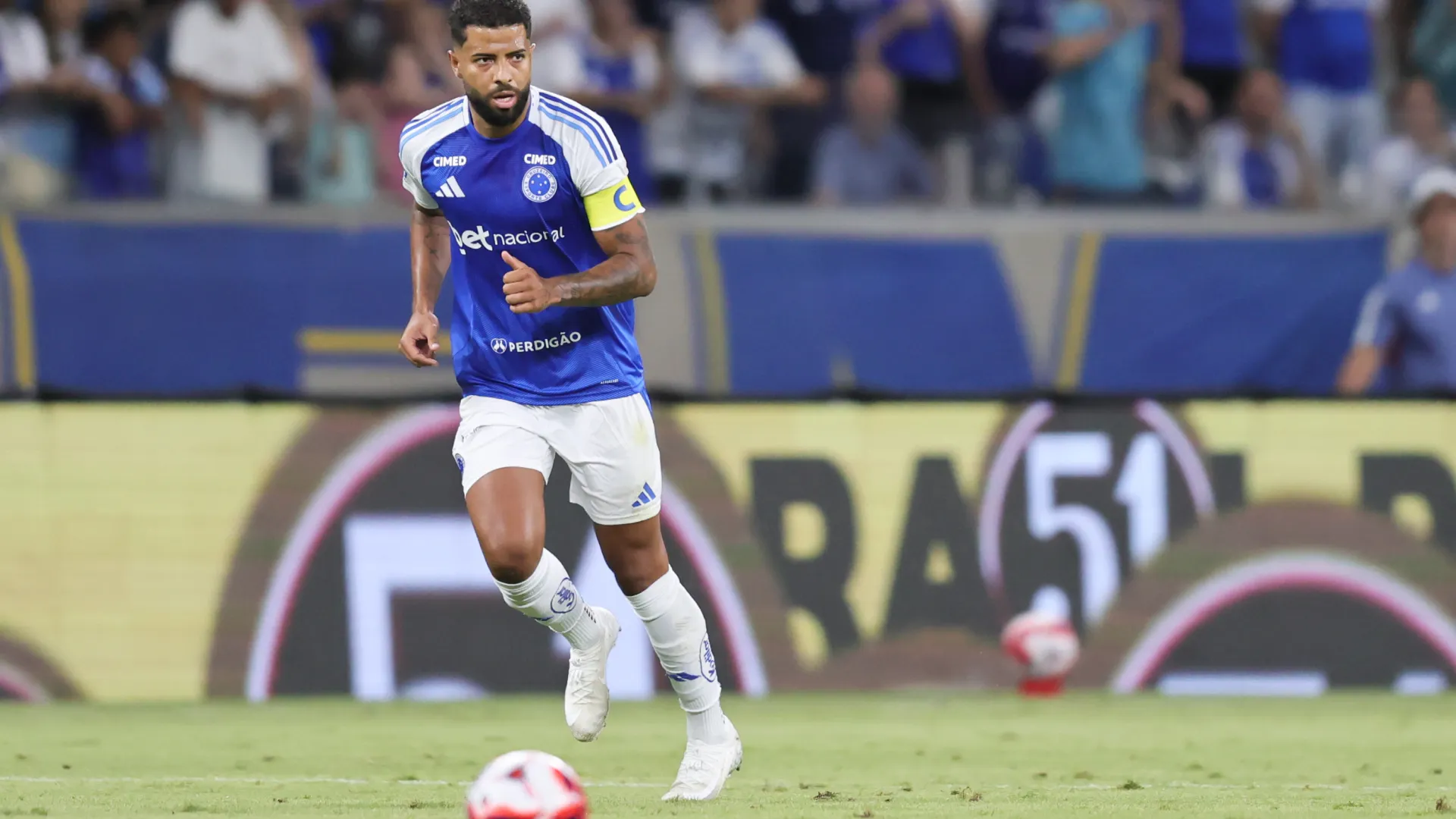 João Marcelo em ação pelo Cruzeiro contra o Pouso Alegre – Foto: Gilson Lobo/AGIF