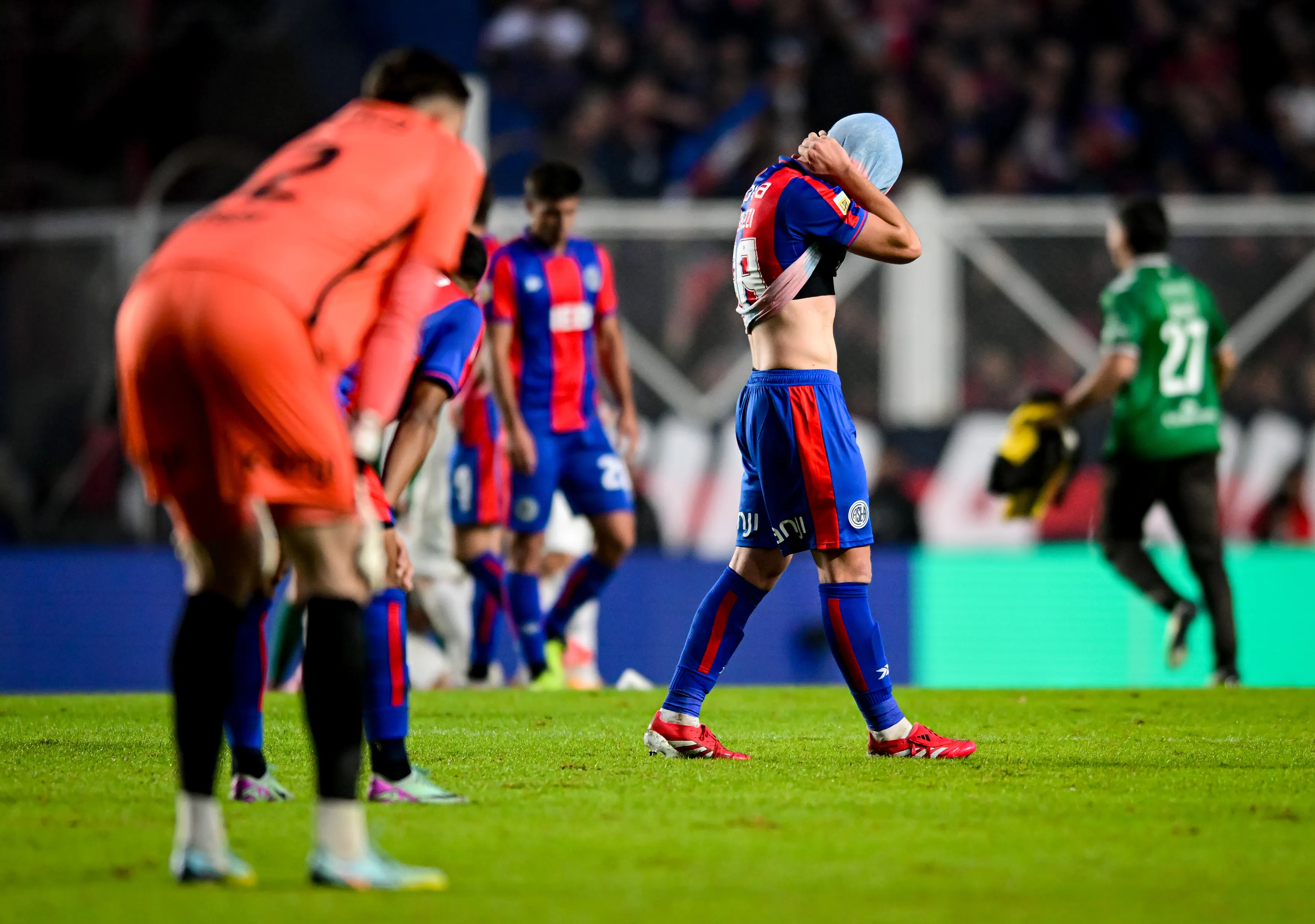 BUENOS AIRES, ARGENTINA – MAY 25: Alexis Cuello of San Lorenzo reacts after losing a Torneo Apertura Betano 2025 semifinal match between San Lorenzo and Platense at Pedro Bidegain Stadium on May 25, 2025 in Buenos Aires, Argentina. (Photo by Marcelo Endelli/Getty Images)