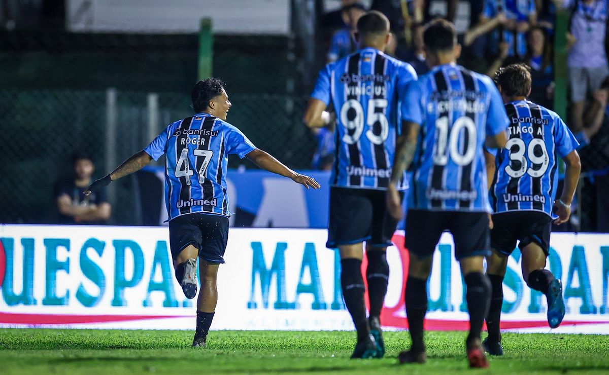 Grêmio tem jovem Roger como a maior surpresa de Luís Castro, estreando com gol e assistência contra o Avenida