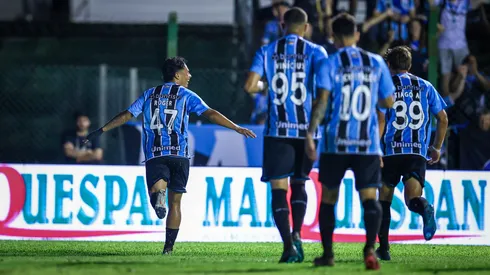 Roger comemora seu primeiro gol no time profissional do Grêmio

