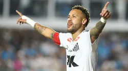 Neymar permanece se recuperando de lesão no Santos - Foto: Mauricio De Souza/AGIF