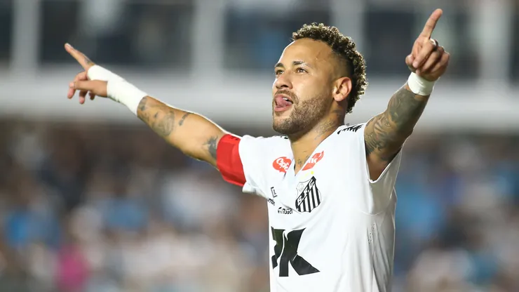 Neymar permanece se recuperando de lesão no Santos - Foto: Mauricio De Souza/AGIF
