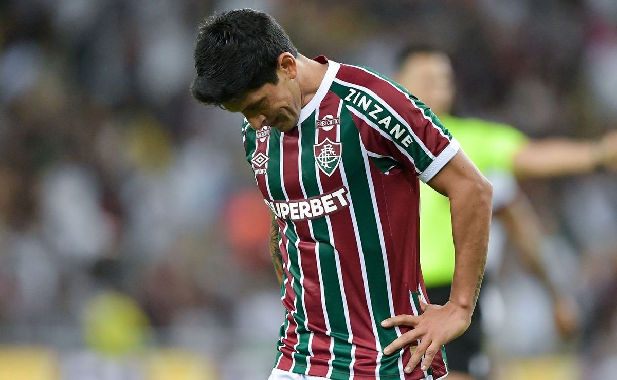 Após lesão de Cano, Fluminense ajusta planejamento e vai ao mercado em busca de centroavante