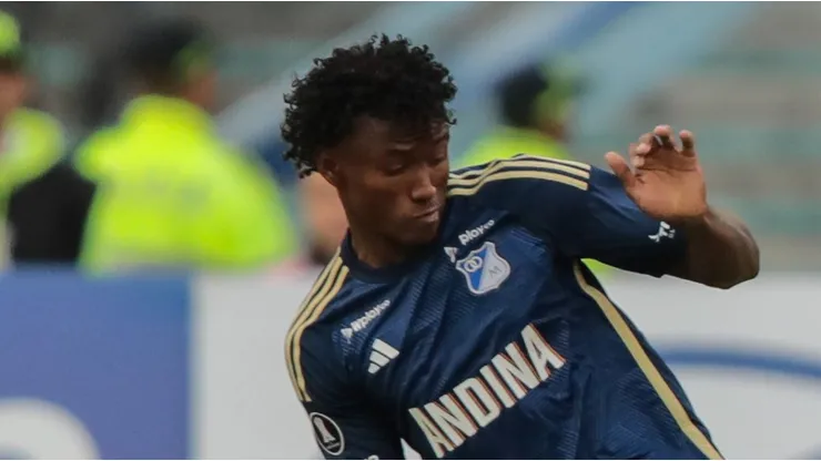 BOGOTA, COLOMBIA - APRIL 2: Bruno Henrique of Flamengo competes for the ball with Jhoan Hernández of Millonarios F.C during a match between Millonarios F.C and Flamengo as part of Copa CONMEBOL Libertadores 2024 at Estadio El Campin on April 2, 2024 in Bogota, Colombia. (Photo by Andres Rot/Getty Images)