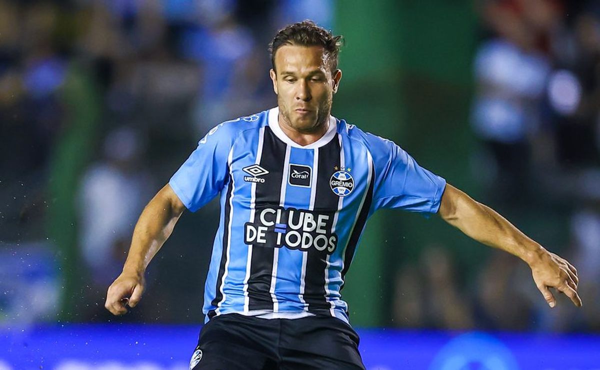 Arthur marca, lidera o Grêmio e exalta impacto imediato do trabalho de Luís Castro