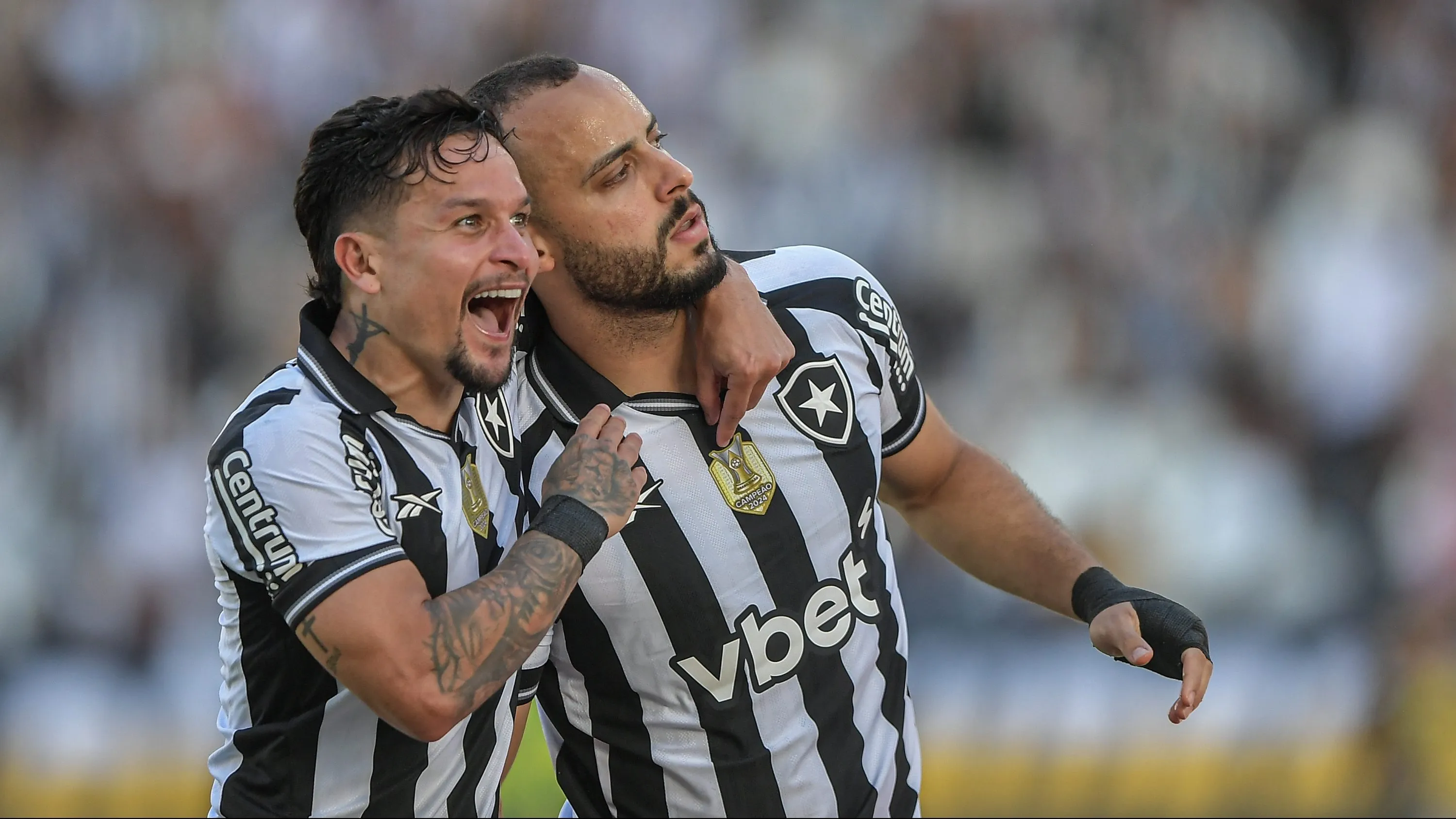 Arthur Cabral jogador do Botafogo comemora seu gol com Artur jogador da sua equipe durante partida contra o Fortaleza no estadio Engenhao pelo campeonato Brasileiro A 2025. Foto: Thiago Ribeiro/AGIF