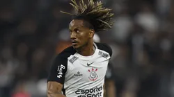 André Carrilo, volante do Corinthians em partida pelo campeonato brasileiro (Foto: Miguel Schincariol/Getty Images)