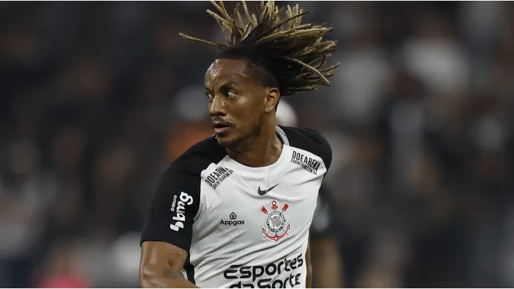 André Carrilo, volante do Corinthians em partida pelo campeonato brasileiro (Foto: Miguel Schincariol/Getty Images)