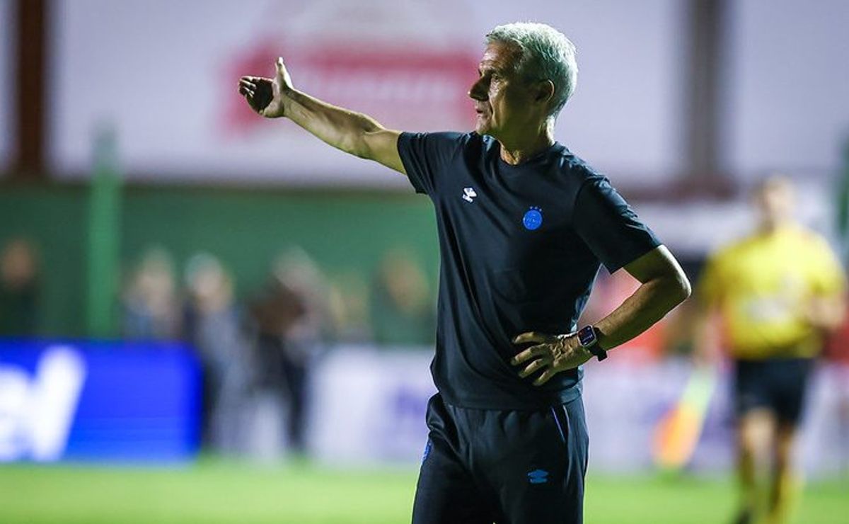 Luís Castro elogia atuação do Grêmio, mas se manifesta sobre possíveis reforços na temporada