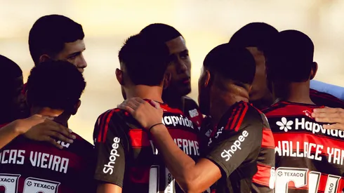 Elenco do Flamengo em partida contra a Portuguesa pelo campeonato carioca (Foto: Adriano Fontes/Flamengo)