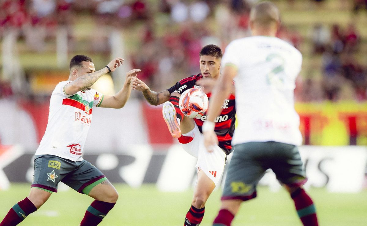 Time de garotos do Flamengo reage no fim e arranca empate contra a Portuguesa-RJ no Carioca