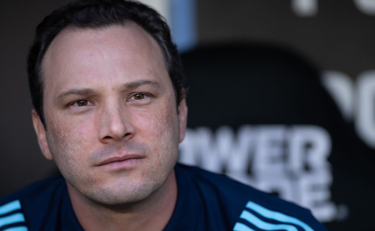 Técnico do Flamengo na ausência de Filipe Luís, Bruno Pivetti reclama da arbitragem diante da Portuguesa