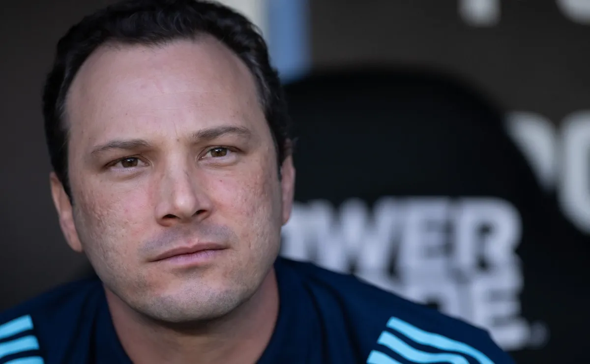 Bruno Pivetti contesta arbitragem e dispara descontentamento do Flamengo após duelo com a Portuguesa