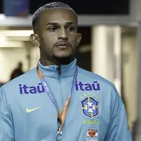 6 meses após deixar o Flamengo, Wesley vira inegociável pela Roma