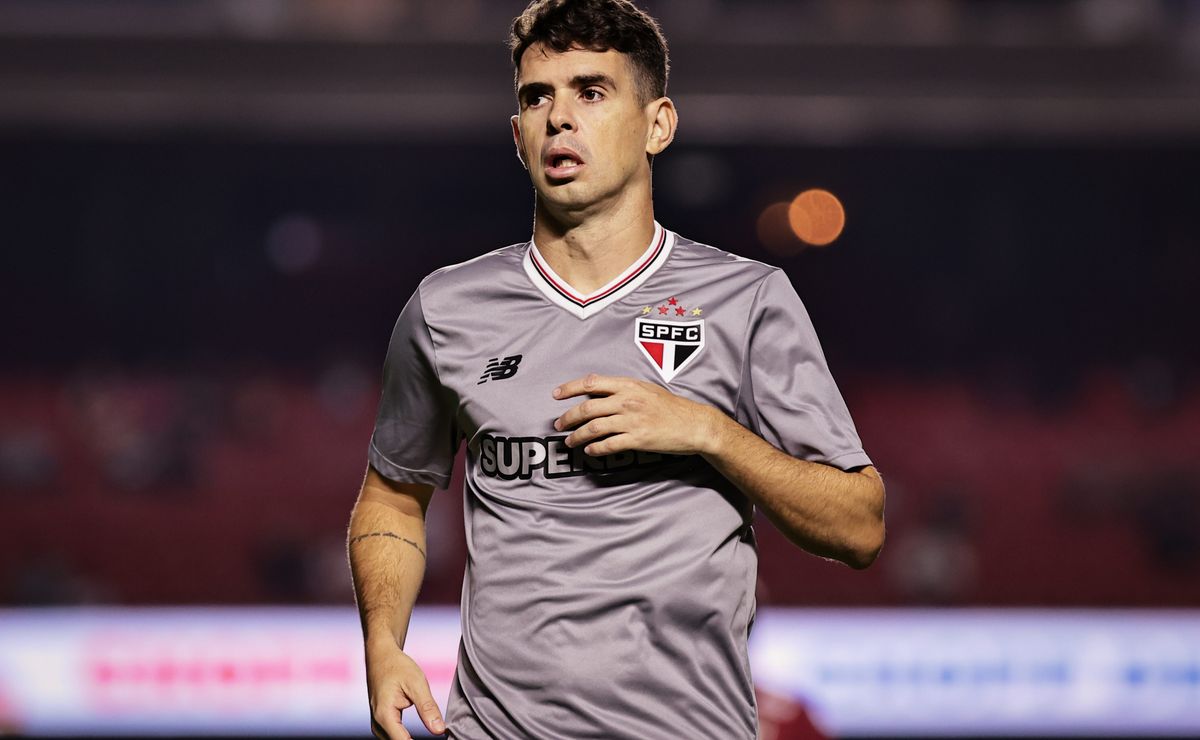 Crespo exige substituto de Oscar e +4 reforços após vexame do São Paulo